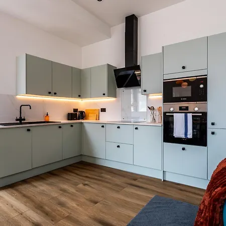 Perfect 2 Bed Flat Near Cabot Circus *