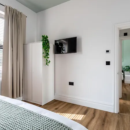 Perfect 2 Bed Flat Near Cabot Circus *