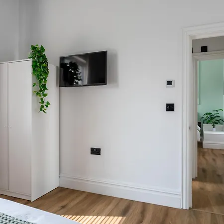 Perfect 2 Bed Flat Near Cabot Circus *