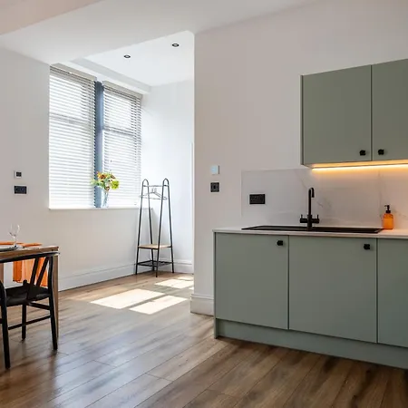 Perfect 2 Bed Flat Near Cabot Circus * Bristol