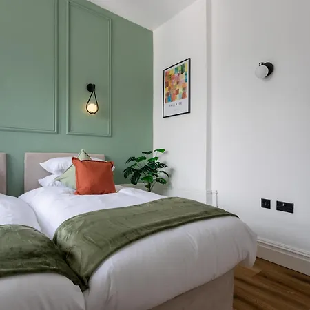 Perfect 2 Bed Flat Near Cabot Circus * Bristol