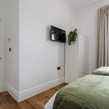 Perfect 2 Bed Flat Near Cabot Circus * Bristol